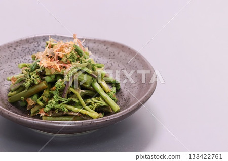 蕨菜沙拉(沖繩蕨菜佐日式高湯)-春山野蔬菜料理 蕨菜沙拉(沖繩蕨菜佐日式高湯)-春山野蔬菜料理 138422761