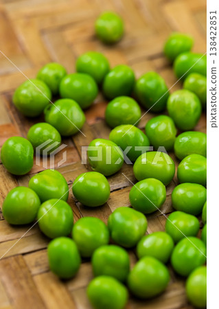 竹編畚箕上的鮮翠青豆 竹編畚箕上的鮮翠青豆 138422851