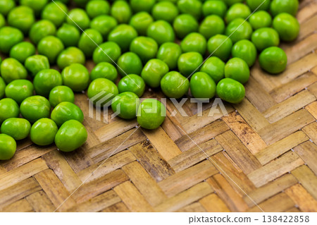 竹編畚箕上的鮮翠青豆 138422858