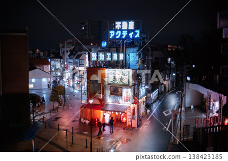 椎名町站前的夜景，居酒屋的霓虹燈和招牌，令人懷舊的景象。 138423185