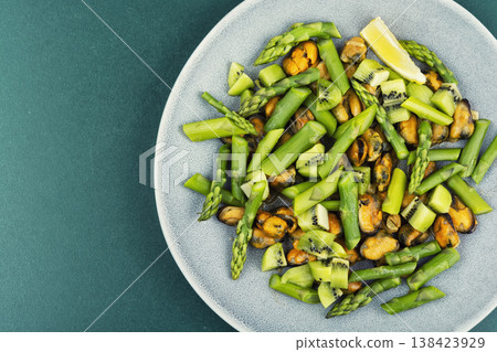 Mussels asparagus and kiwi salad concept Mussels asparagus and kiwi salad concept 138423929