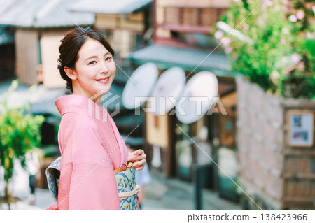 A woman in a kimono enjoying sightseeing A woman in a kimono enjoying sightseeing 138423966