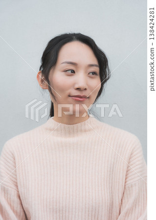 一張女兒回父母家探望父母的肖像，很有復古氣息。 138424281