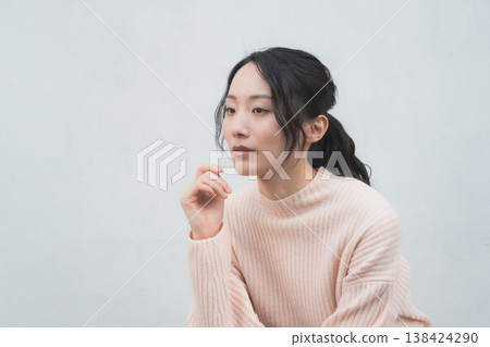 一張女兒回父母家探望父母的肖像，很有復古氣息。 138424290