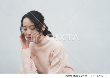 一張女兒回父母家探望父母的肖像，很有復古氣息。 138424292