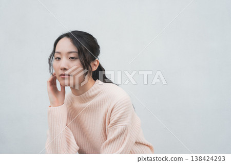 一張女兒回父母家探望父母的肖像，很有復古氣息。 138424293