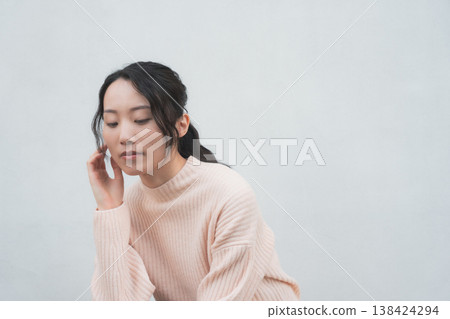 一張女兒回父母家探望父母的肖像，很有復古氣息。 138424294