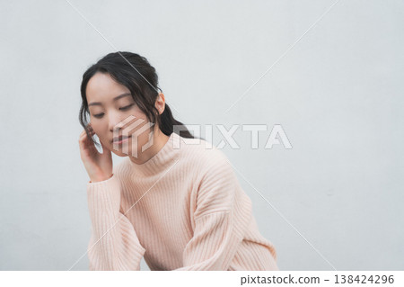 一張女兒回父母家探望父母的肖像，很有復古氣息。 138424296