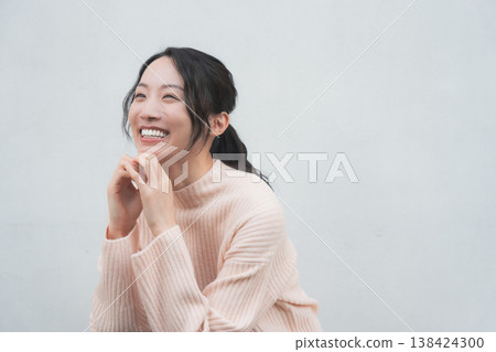 一張女兒回父母家探望父母的肖像,很有復古氣息。 一張女兒回父母家探望父母的肖像,很有復古氣息。 138424300