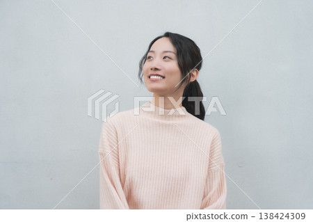 一張女兒回父母家探望父母的肖像,很有復古氣息。 一張女兒回父母家探望父母的肖像,很有復古氣息。 138424309