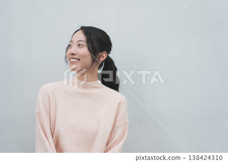 一張女兒回父母家探望父母的肖像,很有復古氣息。 一張女兒回父母家探望父母的肖像,很有復古氣息。 138424310