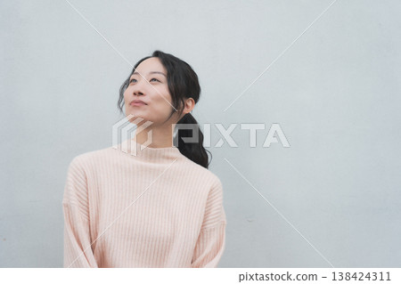 一張女兒回父母家探望父母的肖像,很有復古氣息。 一張女兒回父母家探望父母的肖像,很有復古氣息。 138424311