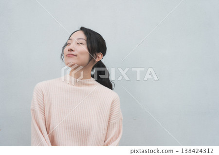 一張女兒回父母家探望父母的肖像,很有復古氣息。 一張女兒回父母家探望父母的肖像,很有復古氣息。 138424312