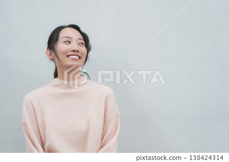 一張女兒回父母家探望父母的肖像,很有復古氣息。 一張女兒回父母家探望父母的肖像,很有復古氣息。 138424314