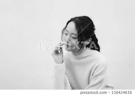 一幅黑白復古風格的肖像畫，描繪了一位女兒回到父母家的情景。 138424638