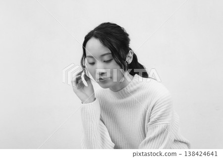 一幅黑白復古風格的肖像畫，描繪了一位女兒回到父母家的情景。 138424641