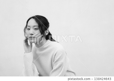 一幅黑白復古風格的肖像畫,描繪了一位女兒回到父母家的情景。 一幅黑白復古風格的肖像畫,描繪了一位女兒回到父母家的情景。 138424643