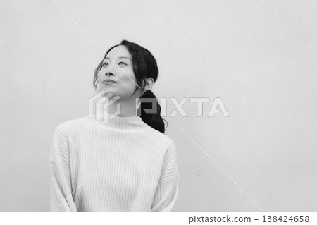 一幅黑白復古風格的肖像畫,描繪了一位女兒回到父母家的情景。 一幅黑白復古風格的肖像畫,描繪了一位女兒回到父母家的情景。 138424658