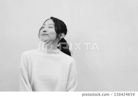 一幅黑白復古風格的肖像畫,描繪了一位女兒回到父母家的情景。 一幅黑白復古風格的肖像畫,描繪了一位女兒回到父母家的情景。 138424659
