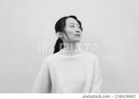 一幅黑白復古風格的肖像畫,描繪了一位女兒回到父母家的情景。 一幅黑白復古風格的肖像畫,描繪了一位女兒回到父母家的情景。 138424662