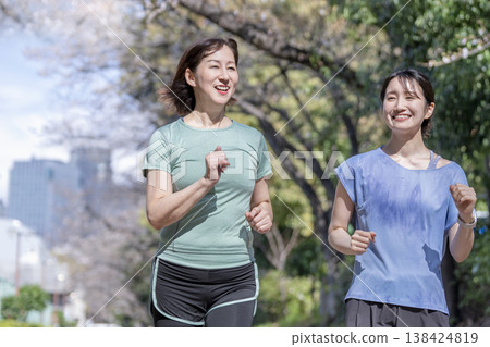 兩名女子跑步 兩名女子跑步 138424819