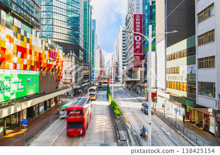 清晨的香港主要街道彌敦道。 138425154