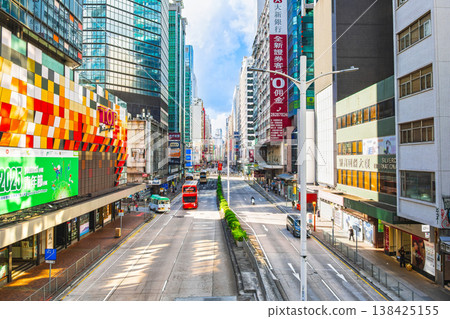 清晨的香港主要街道彌敦道。 清晨的香港主要街道彌敦道。 138425155