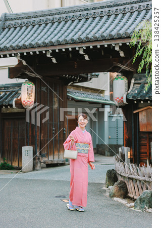 一位穿著和服的年輕女子參觀京都的觀光景點 138425257