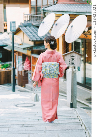 一位身穿和服的女子漫步在京都的旅遊景點。 138425321