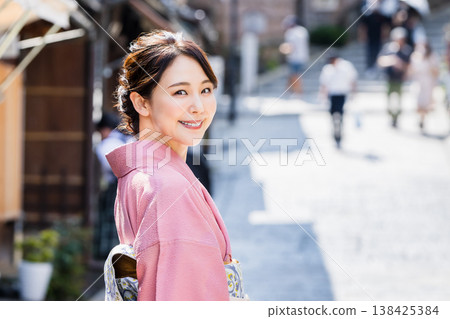 A woman in a kimono sightseeing the streets of Kyoto 138425384