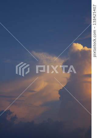 It is a cumulonimbus cloud that receives late afternoon sunlight. 138425407