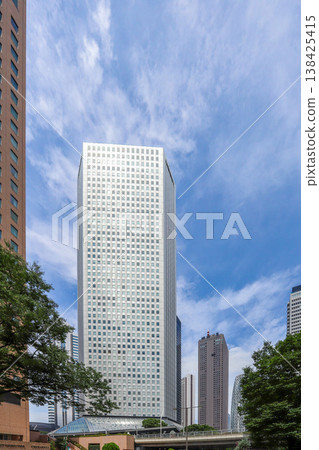 藍天和摩天大樓大廈 藍天和摩天大樓大廈 138425415