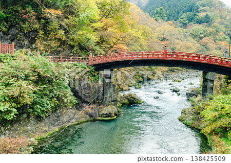 日光秋景、新橋和五彩斑斕的秋葉。 日光秋景、新橋和五彩斑斕的秋葉。 138425509