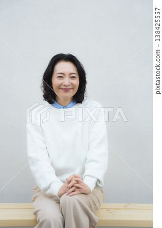 一張我母親在家中健康狀態的肖像照。 138425557