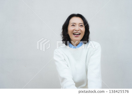 一張我母親在家中健康狀態的肖像照。 138425576