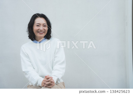 一張復古風格的肖像照，拍攝於我的童年故居，照片中的母親活潑開朗。 138425623