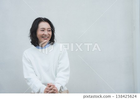 一張復古風格的肖像照,拍攝於我的童年故居,照片中的母親活潑開朗。 一張復古風格的肖像照,拍攝於我的童年故居,照片中的母親活潑開朗。 138425624