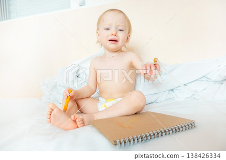 The patient kids painting the paper with a color pencil in the hospital. 138426334