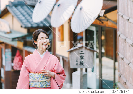 一位身穿和服的女子漫步在京都的旅遊景點。 一位身穿和服的女子漫步在京都的旅遊景點。 138426385
