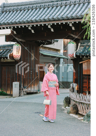 A young woman in a kimono visiting sightseeing spots in Kyoto 138426386