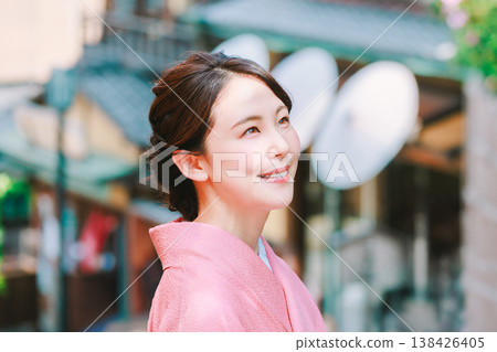 一位身著和服的女士正在觀光 一位身著和服的女士正在觀光 138426405