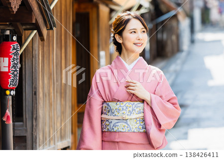 穿著和服在京都街頭觀光的女人 138426411