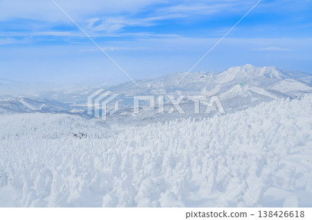 【晴空萬裡】藏王的雪怪,純白的霜凍覆蓋的樹木在湛藍的天空下格外醒目,構成了一幅壯觀的冬季景象。 【晴空萬裡】藏王的雪怪,純白的霜凍覆蓋的樹木在湛藍的天空下格外醒目,構成了一幅壯觀的冬季景象。 138426618