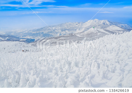 [Clear skies] Zao's snow monsters, pure white frost-covered trees standing out against the deep blue sky, and a spectacular winter landscape. 138426619