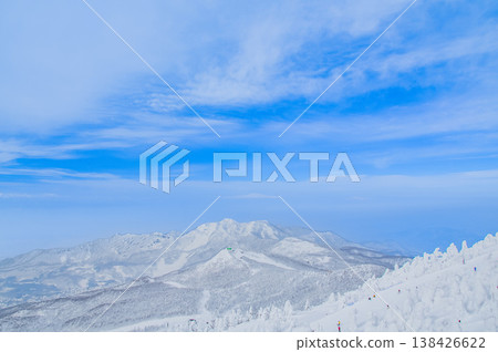 【晴空萬裡】藏王的雪怪,純白的霜凍覆蓋的樹木在湛藍的天空下格外醒目,構成了一幅壯觀的冬季景象。 【晴空萬裡】藏王的雪怪,純白的霜凍覆蓋的樹木在湛藍的天空下格外醒目,構成了一幅壯觀的冬季景象。 138426622