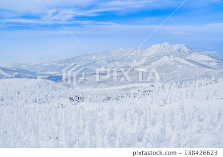 【晴空萬裡】藏王的雪怪,純白的霜凍覆蓋的樹木在湛藍的天空下格外醒目,構成了一幅壯觀的冬季景象。 【晴空萬裡】藏王的雪怪,純白的霜凍覆蓋的樹木在湛藍的天空下格外醒目,構成了一幅壯觀的冬季景象。 138426623