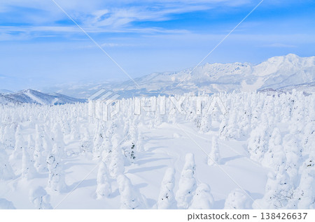 【晴空萬裡】藏王的雪怪,純白的霜凍覆蓋的樹木在湛藍的天空下格外醒目,構成了一幅壯觀的冬季景象。 【晴空萬裡】藏王的雪怪,純白的霜凍覆蓋的樹木在湛藍的天空下格外醒目,構成了一幅壯觀的冬季景象。 138426637