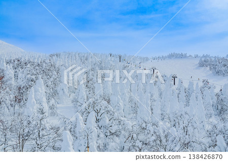 【晴空萬裡】藏王的雪怪,純白的霜凍覆蓋的樹木在湛藍的天空下格外醒目,構成了一幅壯觀的冬季景象。 【晴空萬裡】藏王的雪怪,純白的霜凍覆蓋的樹木在湛藍的天空下格外醒目,構成了一幅壯觀的冬季景象。 138426870
