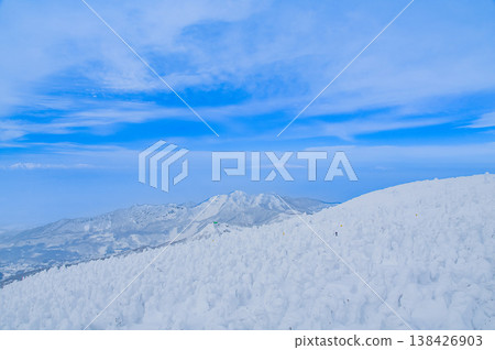 【晴空萬裡】藏王的雪怪,純白的霜凍覆蓋的樹木在湛藍的天空下格外醒目,構成了一幅壯觀的冬季景象。 【晴空萬裡】藏王的雪怪,純白的霜凍覆蓋的樹木在湛藍的天空下格外醒目,構成了一幅壯觀的冬季景象。 138426903