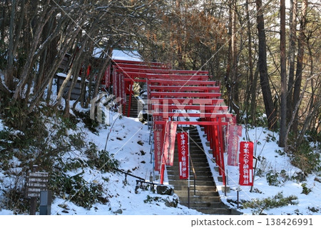 草津穴森神社位於草津溫泉西之河原公園內 草津穴森神社位於草津溫泉西之河原公園內 138426991